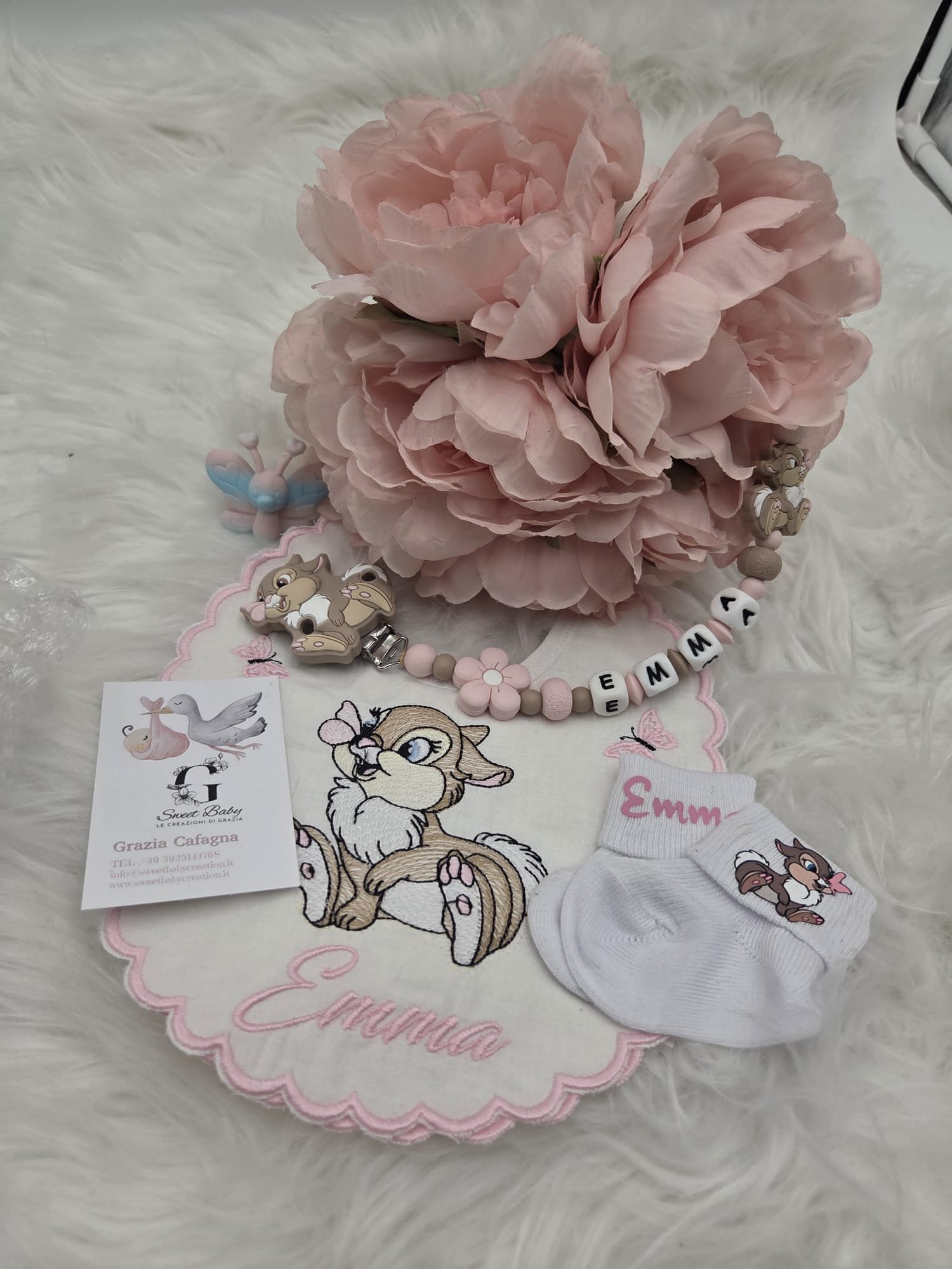 Set nascita con bavetta, catenella portaciuccio e calzini personalizzati con nome, tema coniglietto