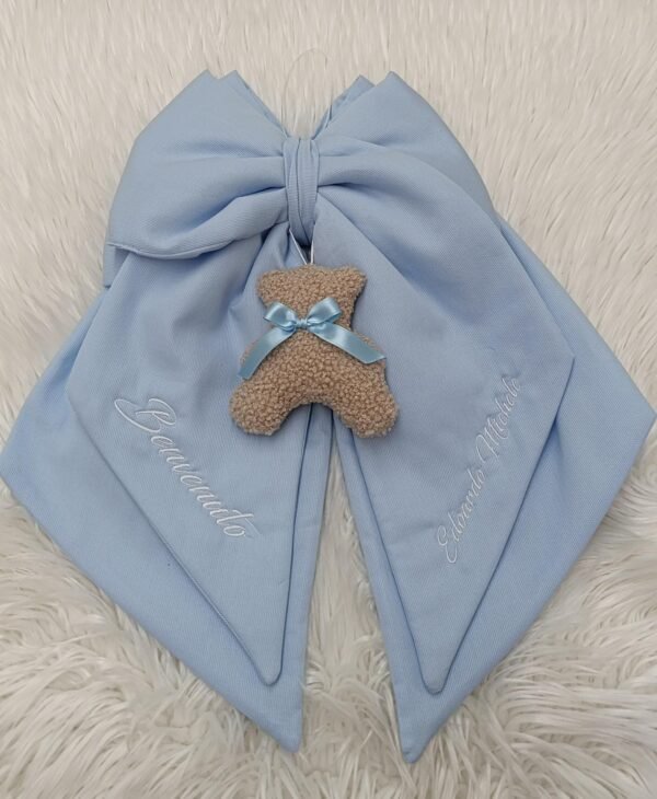 Fiocco Nascita Azzurro con Orsetto Bouclé e Ricamo Benvenuto