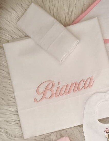 Lenzuolo Bianco con Nome Rosa